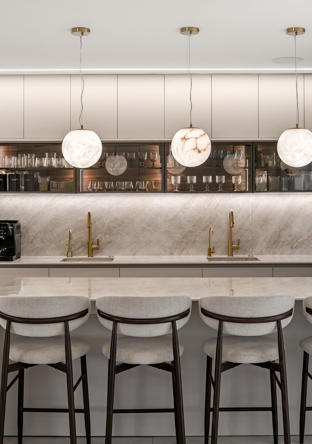 standing picture for website - 1 מטבח אקריל מוקה