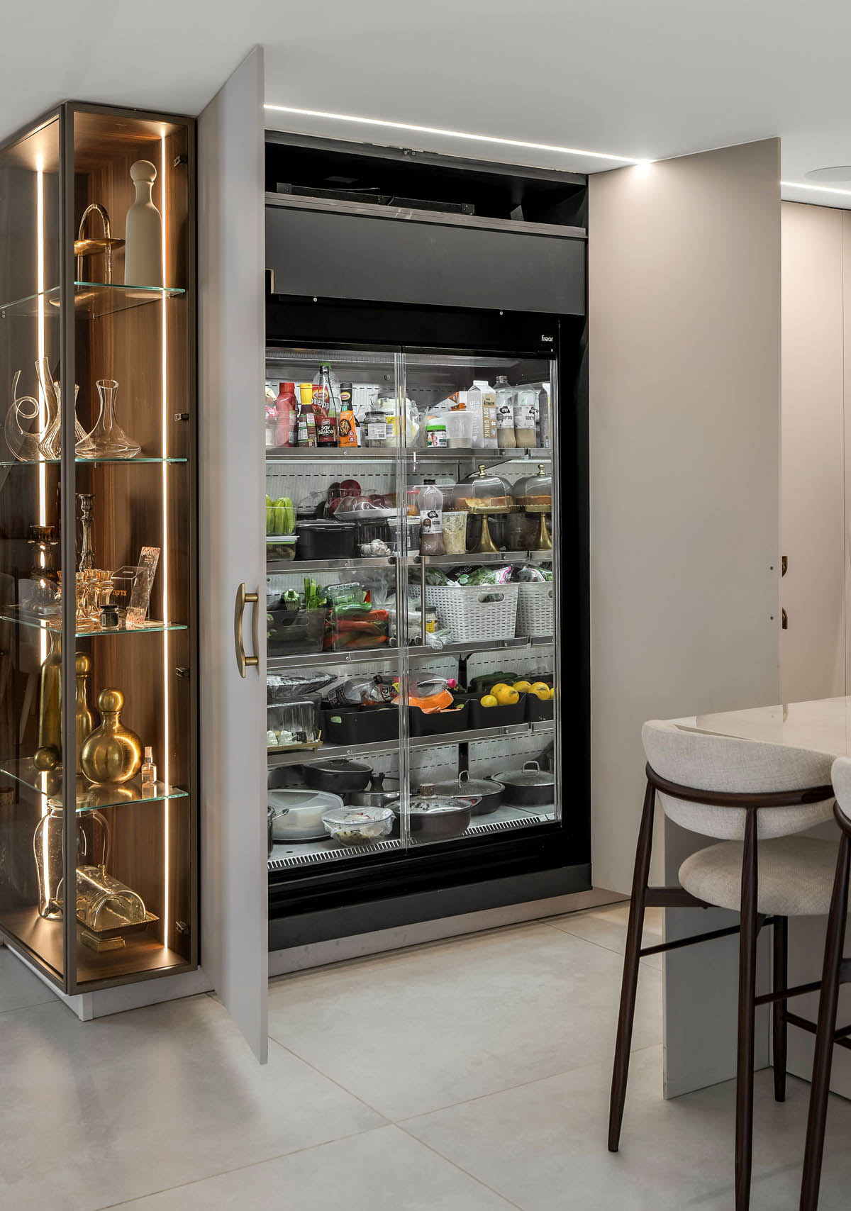 standing picture for website - 2 מטבח אקריל מוקה