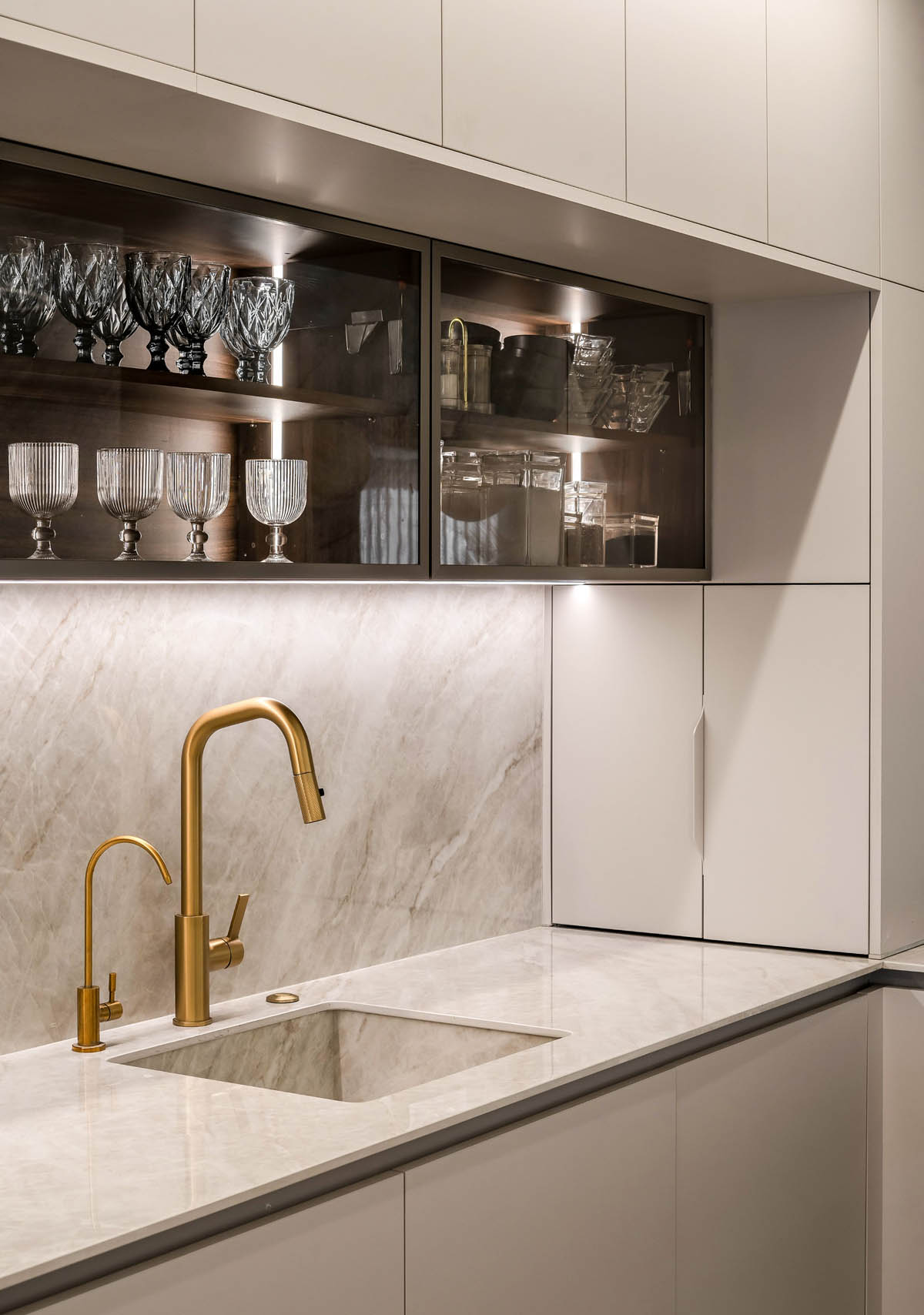 standing picture for website - 4 מטבח אקריל מוקה