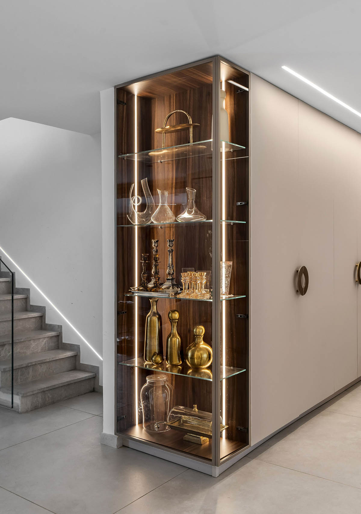 standing picture for website - 5 מטבח אקריל מוקה